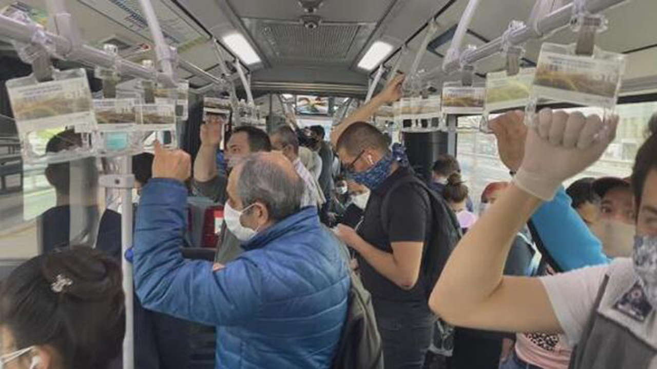 Metrobüslerin içindeki yoğunluk görüntülendi
