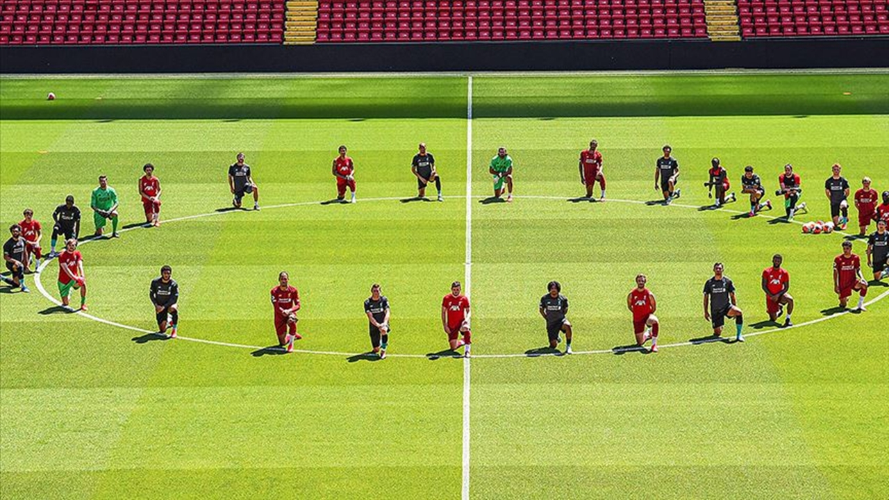 Liverpool, George Floyd için diz çöktü...
