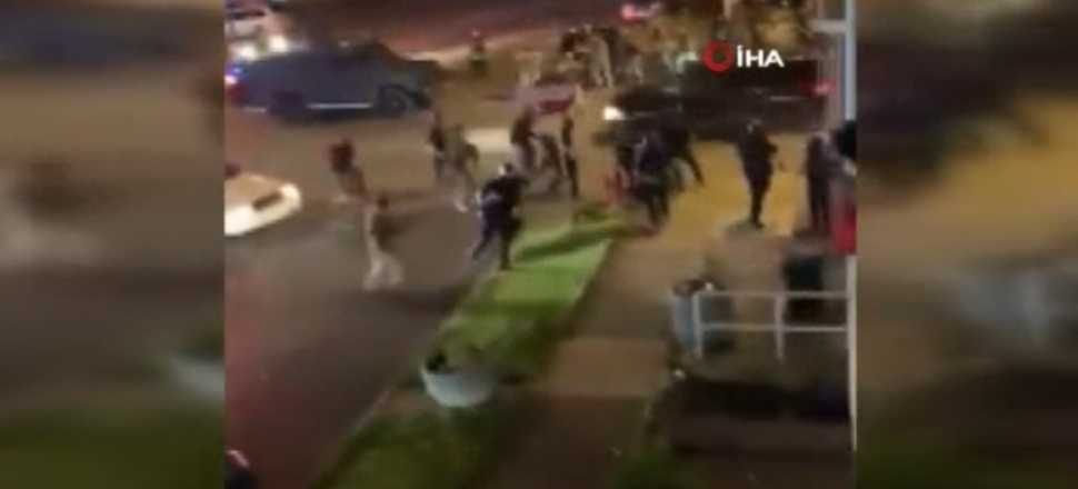 Polis ve askerlerin arasına aracıyla daldı...