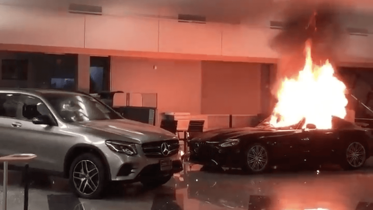 ABD'de protestocular Mercedes Benz'i yağmaladı