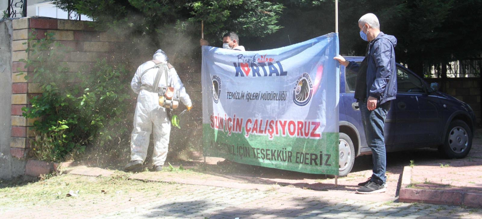 Pankart eşliğinde ot temizliği