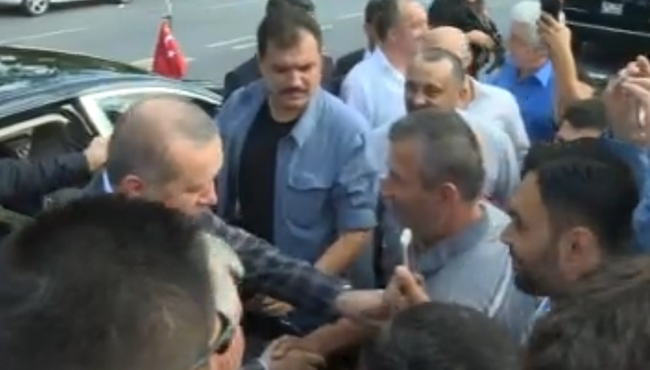 Erdoğan’dan bayramlaştığı taksici esnafına sigara uyarısı!