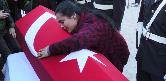 Tabuta sarılıp gözyaşı döktü ama kimse onu tanımıyor!