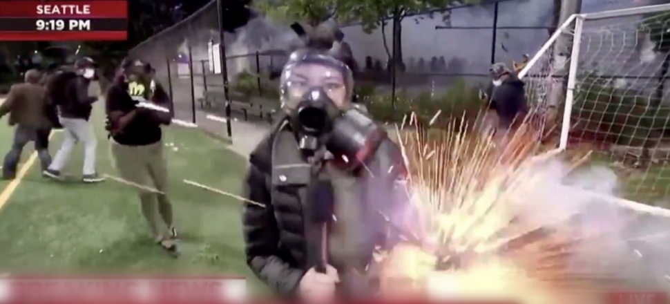 Polis, canlı yayındaki muhabiri gaz kapsülüyle vurdu!