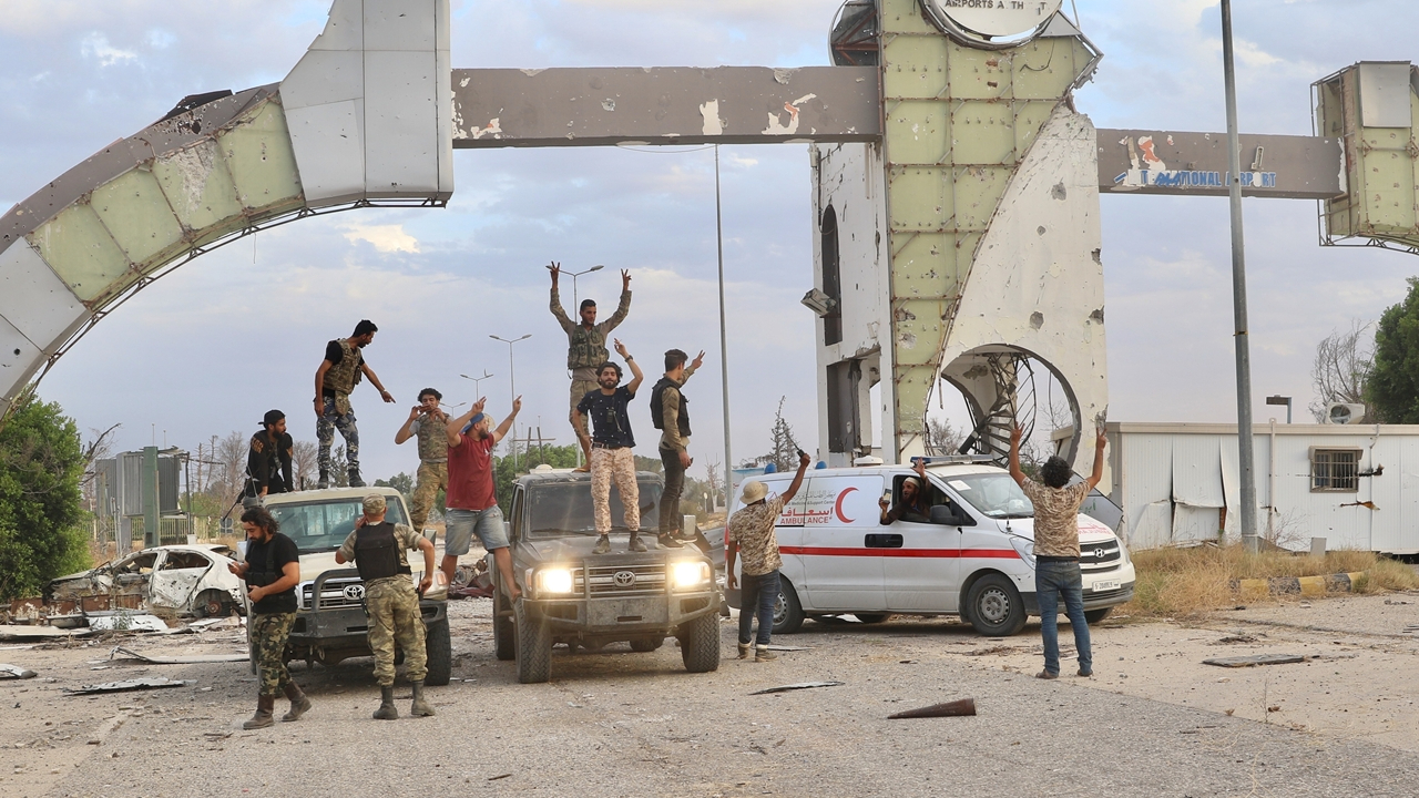 Libya ordusu Trablus Havaalanı'nı Hafter'den geri aldı...