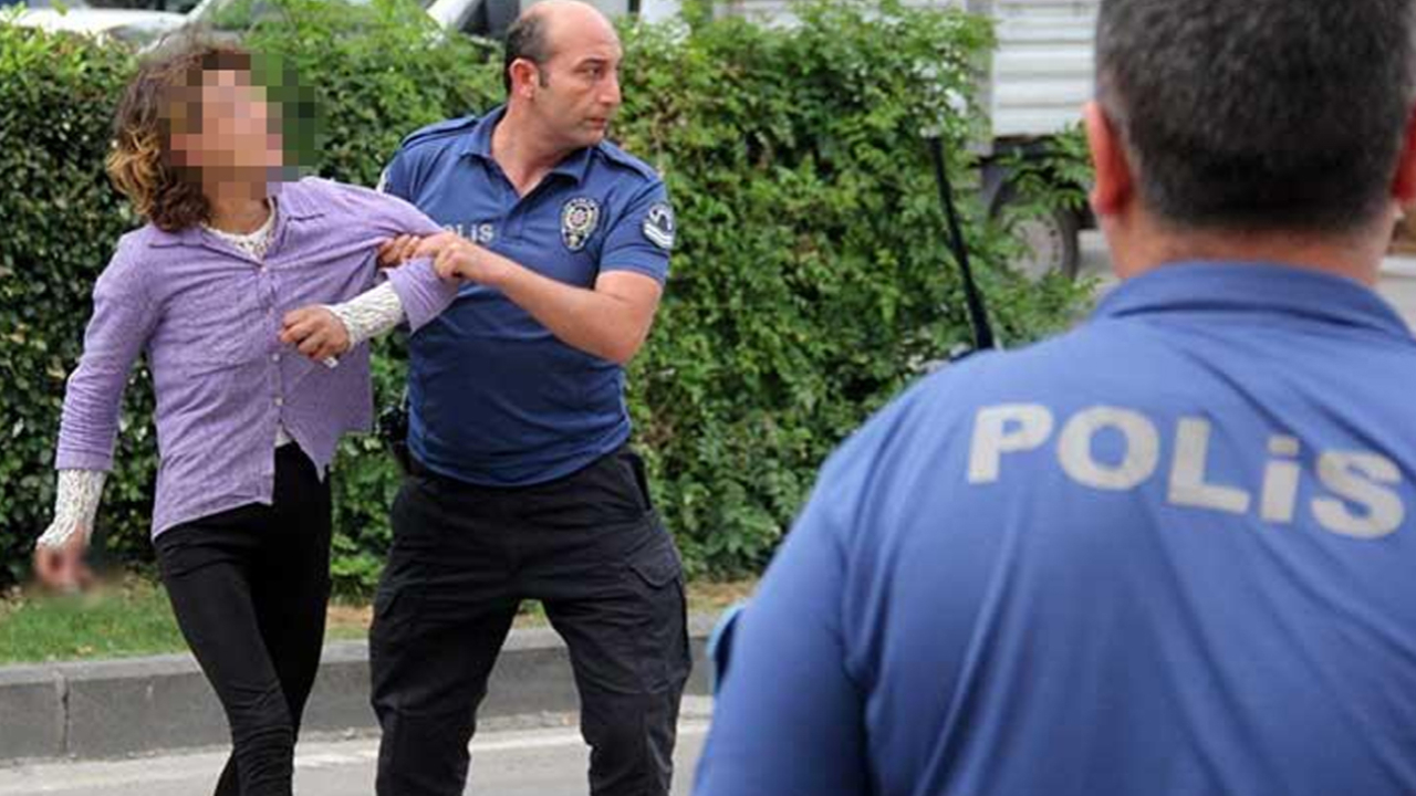 Son dakika... Sarhoş kadın taksiciye bıçak çekip aynalarını kırdı