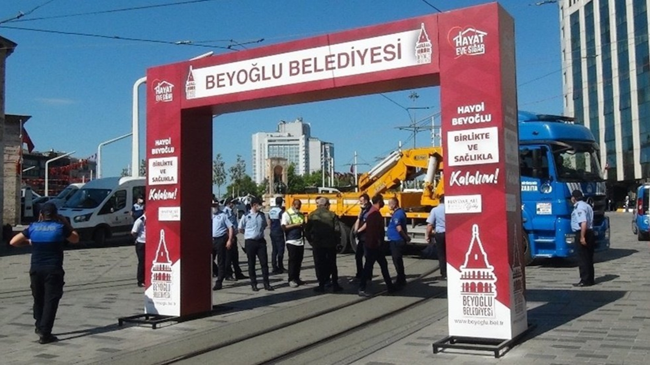 İBB'nin aklına İstiklal'de maske dağıtmak geldi...