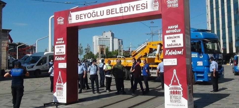 İBB'nin aklına İstiklal'de maske dağıtmak geldi...