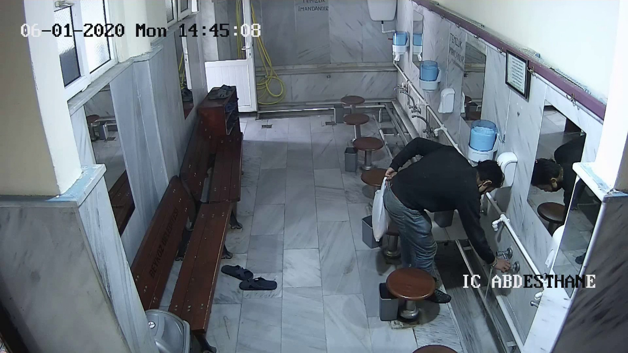 Cami musluklarını çalan hırsız kamerada