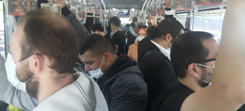 Metrobüs ve duraklarda sosyal mesafe hiçe sayıldı