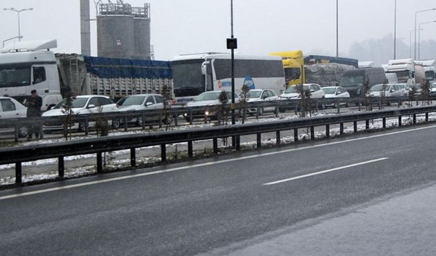 Tem'de TIR kazası: İstanbul yönü trafiğe kapandı