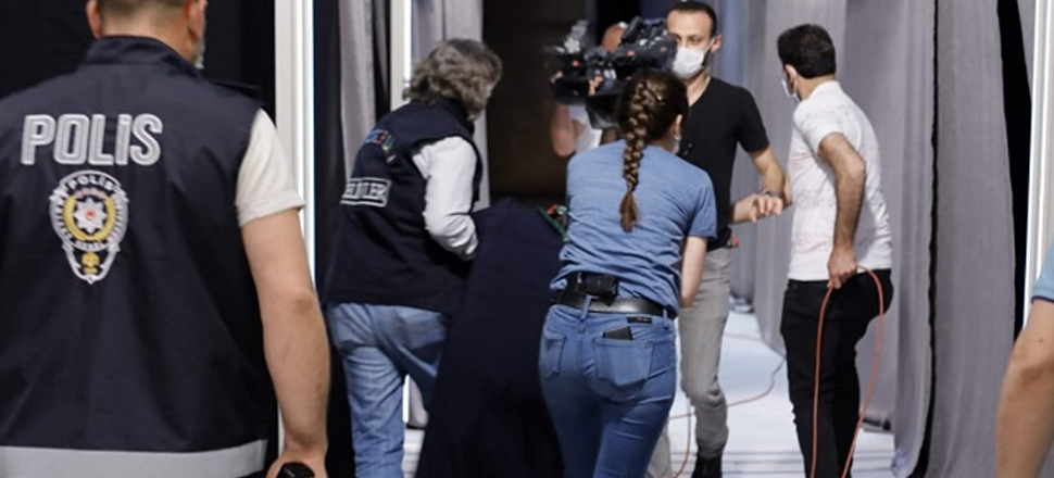 Esra Erol'un canlı yayınına polis baskını! 14 yaşındaki kızı hamile çıkan anne gözaltına alındı