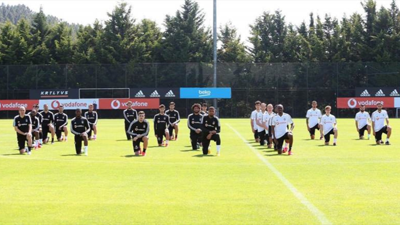 Beşiktaş, George Floyd için diz çöktü!