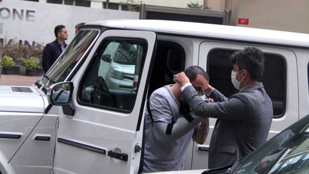 Berkay Şahin maskesini takamadı, valeden yardım istedi