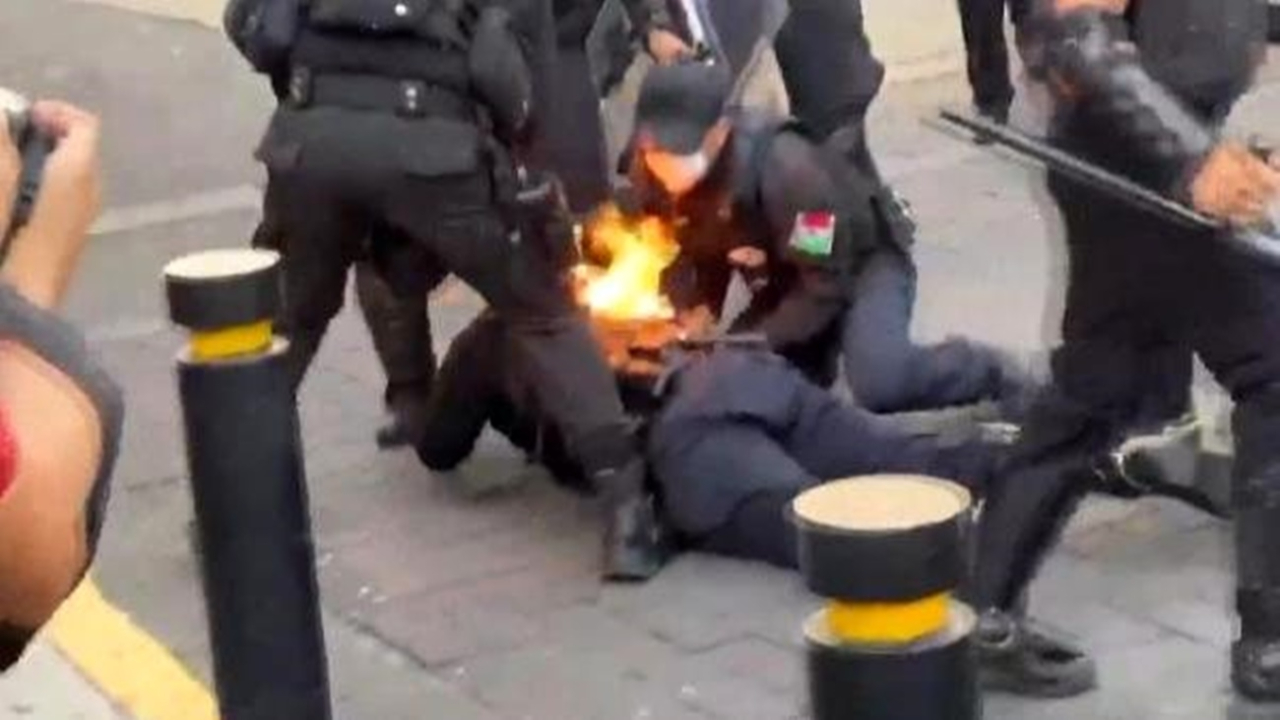 Protestolar çığırından çıktı! Polisi diri diri yaktılar