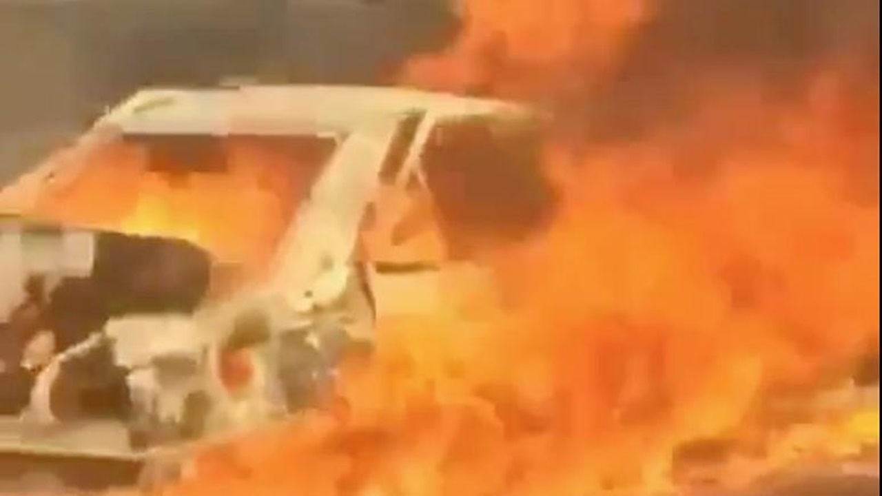 İran'dan Afgan mülteci aracına saldırı: Yanarak can verdiler!