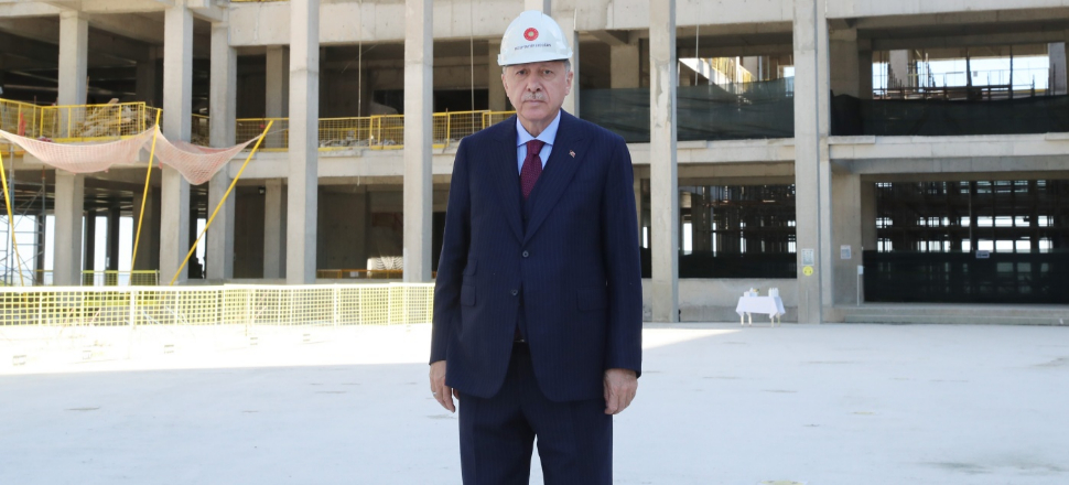 Bareti giyip inşaatları denetledi...