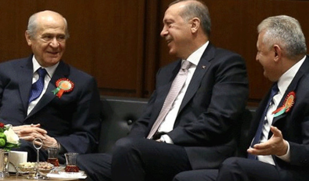 AK Parti'nin referandum kitapçığında Bahçeli sürprizi!