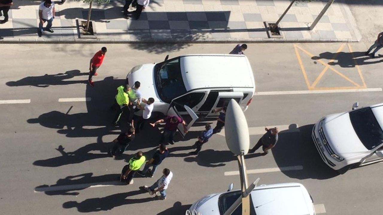 Maske uyarısı yapan polislere saldırdılar...