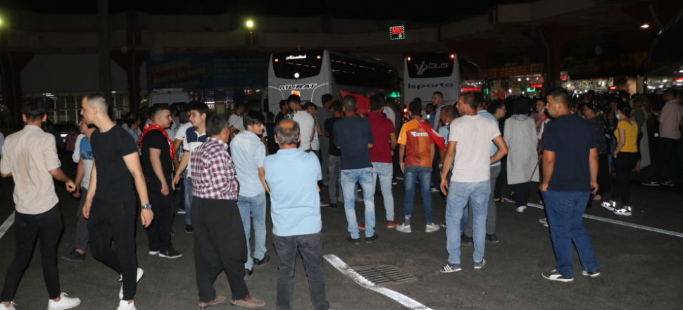 Yüzlerce askeri tehlikeye attılar