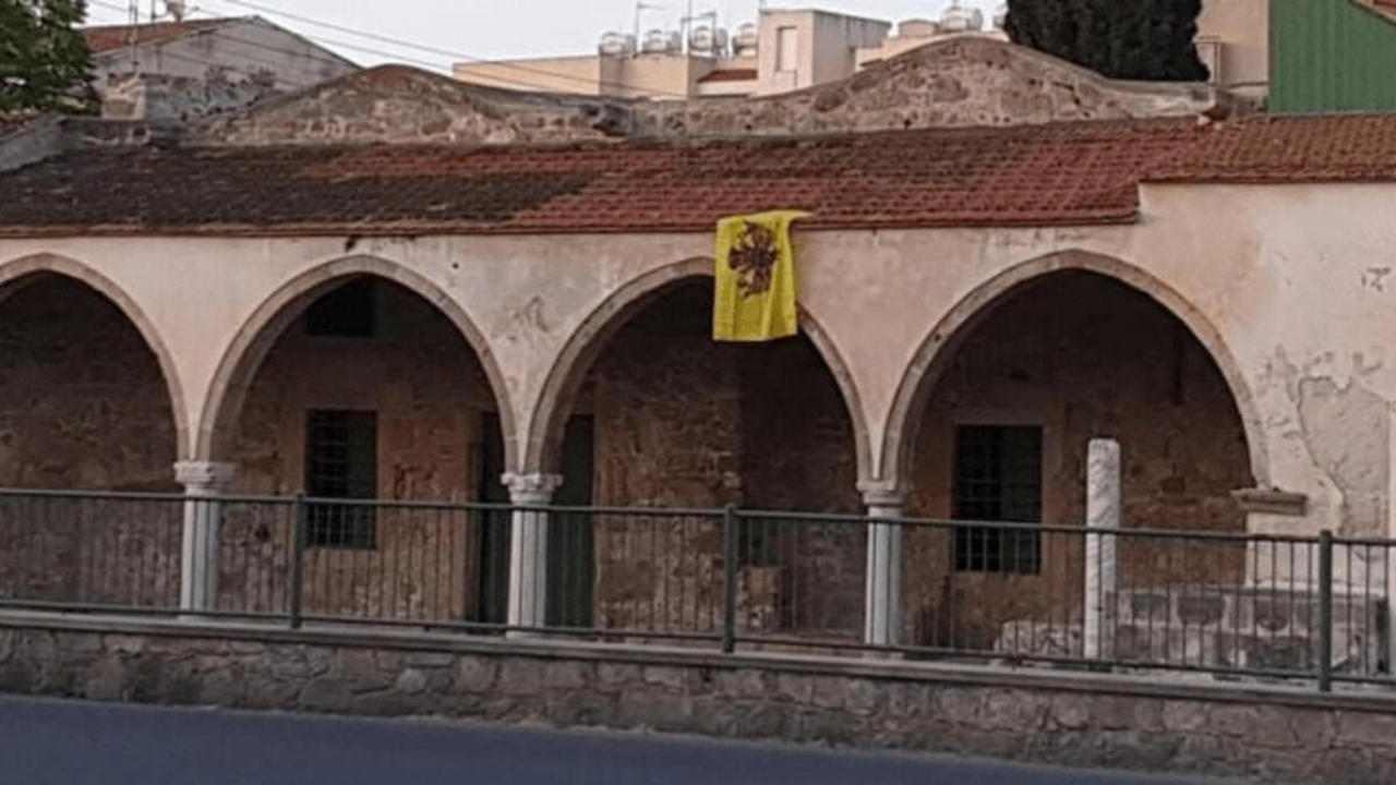 Camiye Bizans bayrağı astılar