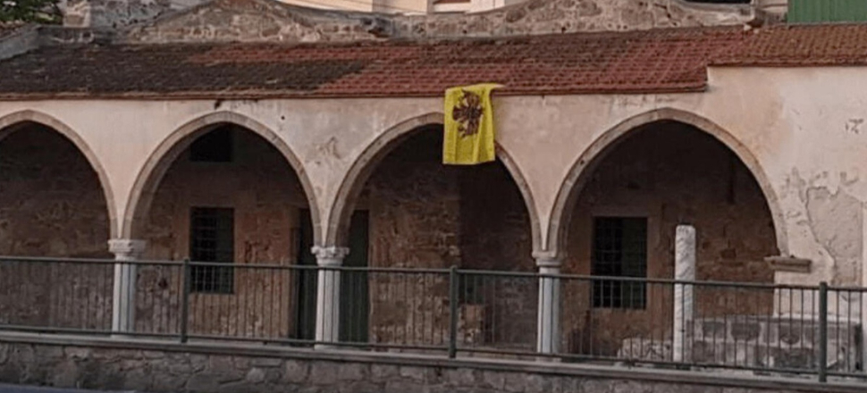 Camiye Bizans bayrağı astılar