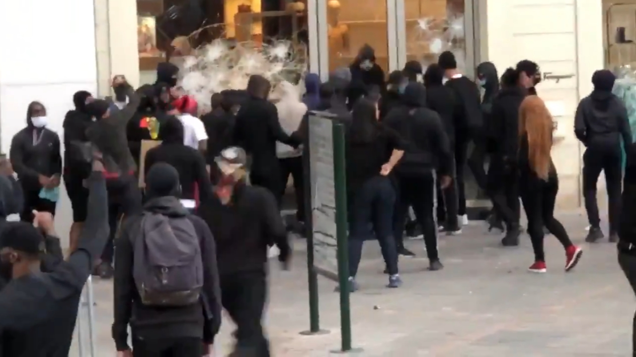 Brüksel'de göstericiler dükkanları yağmaladı...