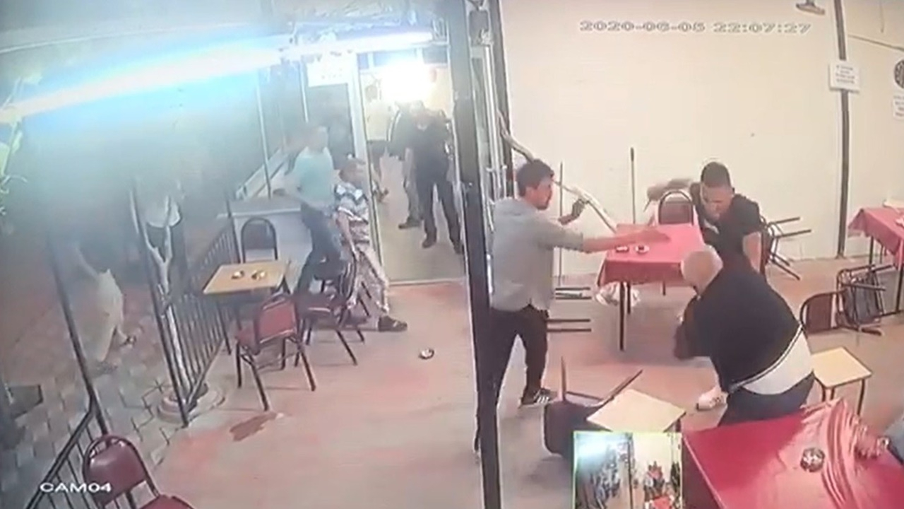 Kahvede işlenen cinayet anı kameraya yansıdı
