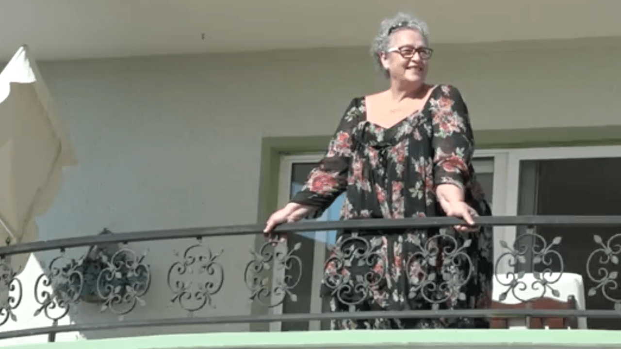 Televizyonun neşeli yüzü Ayşegül Atik