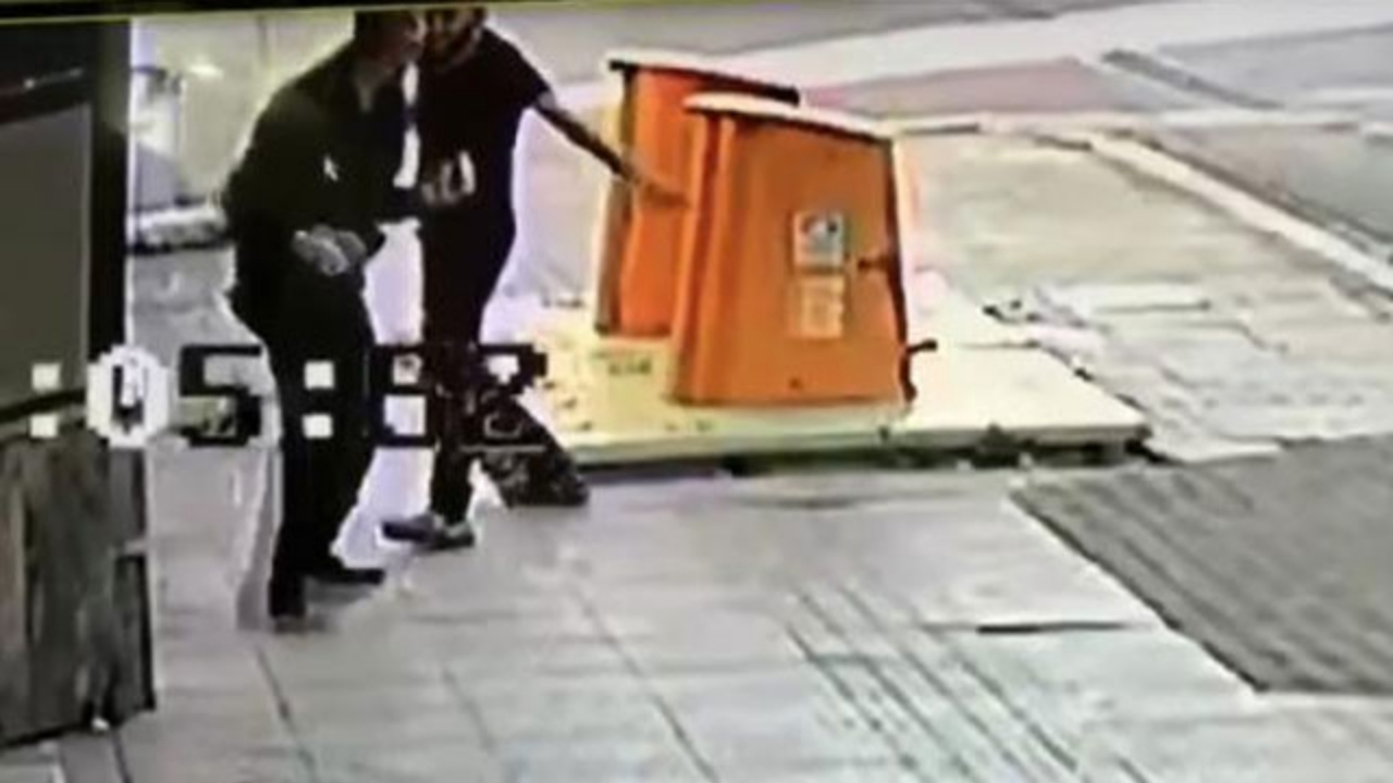 Cadde ortasında dehşet! Defalarca bıçakladı