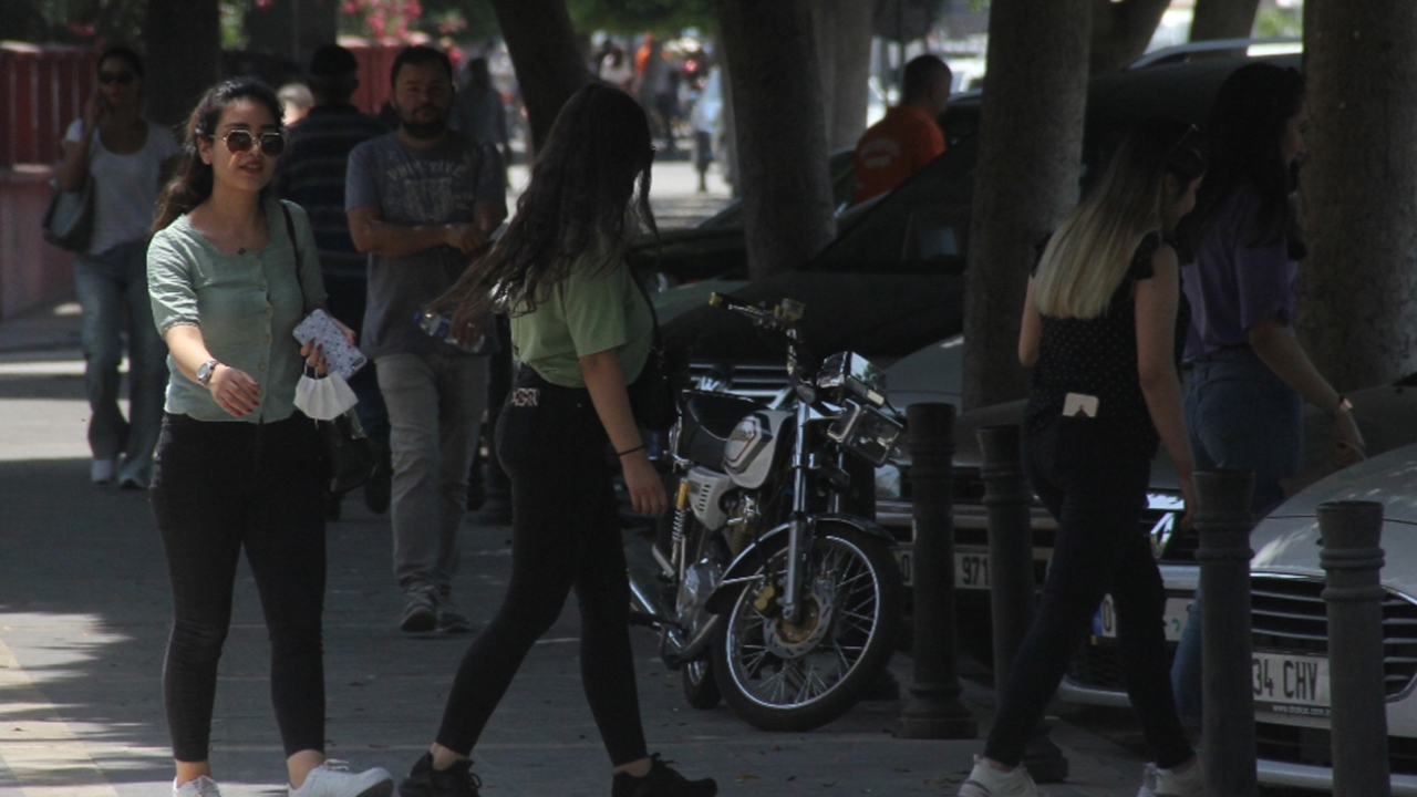 Son dakika... Adana'da polisi gören maskesini taktı! Maskesiz olanlar yolunu değiştirdi