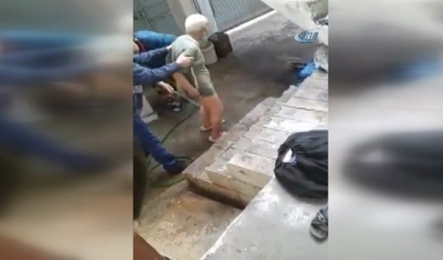 Yaşlı adama buz gibi havada soğuk duş / VİDEO