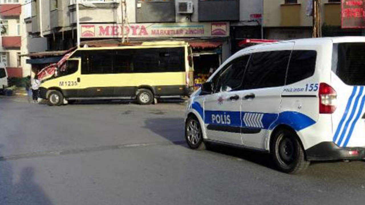Yolcu para verirken minibüsten düştü!
