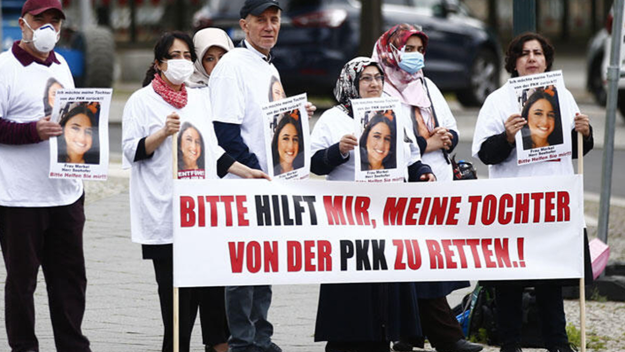 Son dakika... Almanya’da kızı PKK tarafından kaçırılan anneden Başbakanlık önünde pankartlı eylem