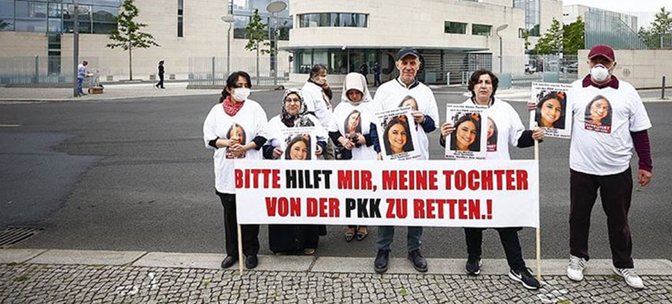Son dakika... Almanya’da kızı PKK tarafından kaçırılan anneden Başbakanlık önünde pankartlı eylem