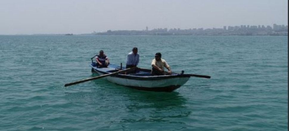 Adana'da su altında kalan mezara sandalla gidip dua ettiler