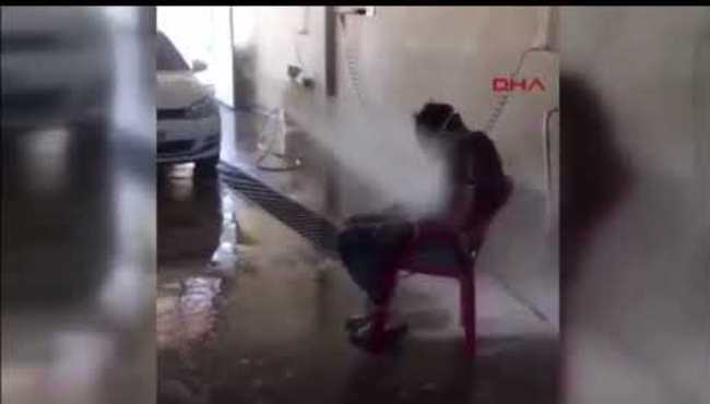 İşçiye tazyikli suyla işkence! Utanmadan paylaştı