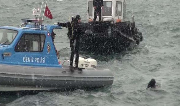 Annesinin denize attığı 40 günlük bebek aranıyor!