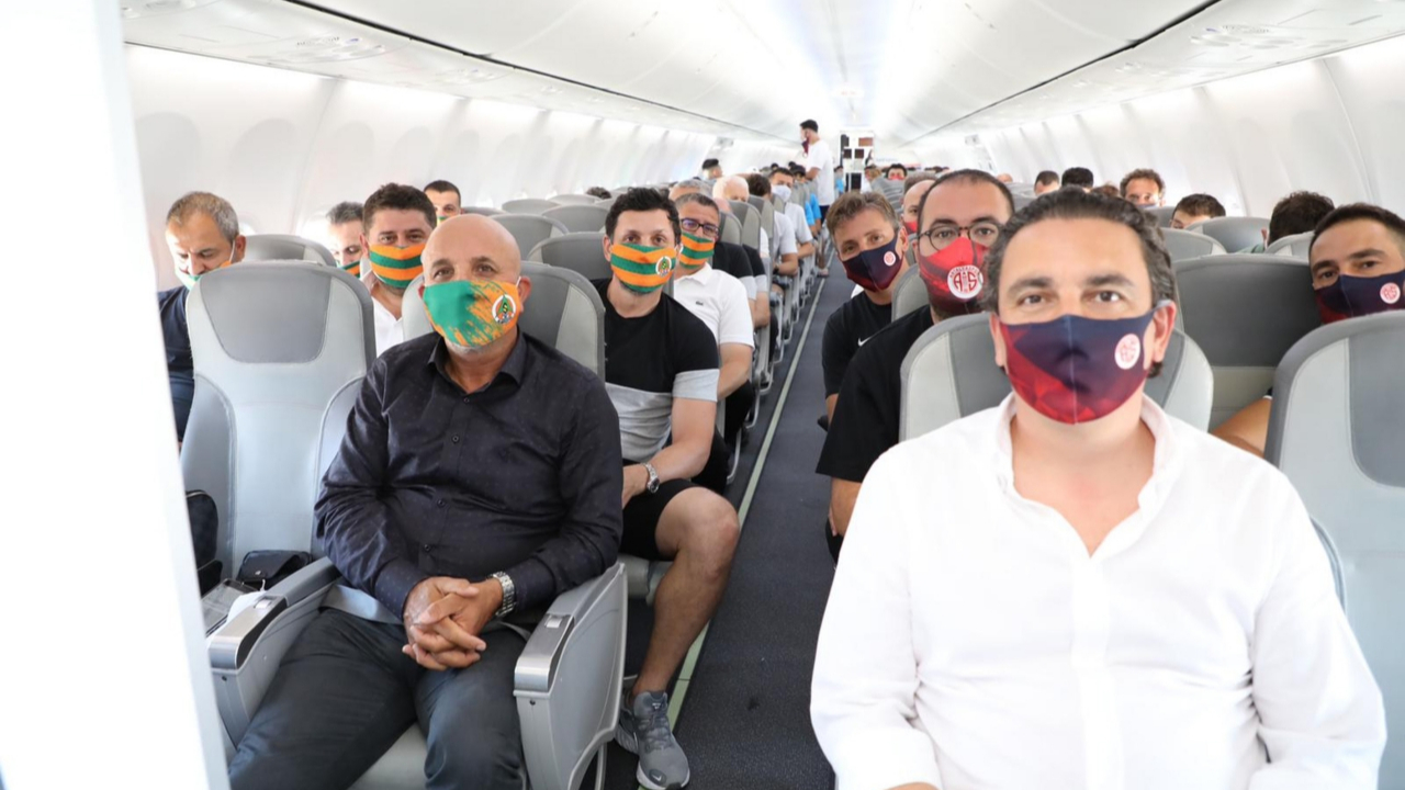 İki takım aynı uçakta seyahat etti