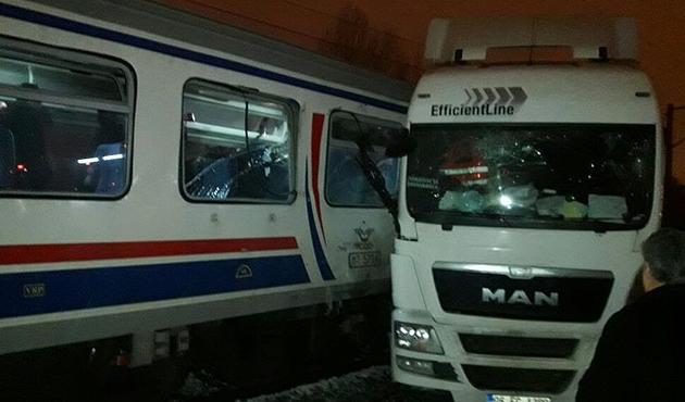 Kütahya'da yolcu treni ile tır çarpıştı