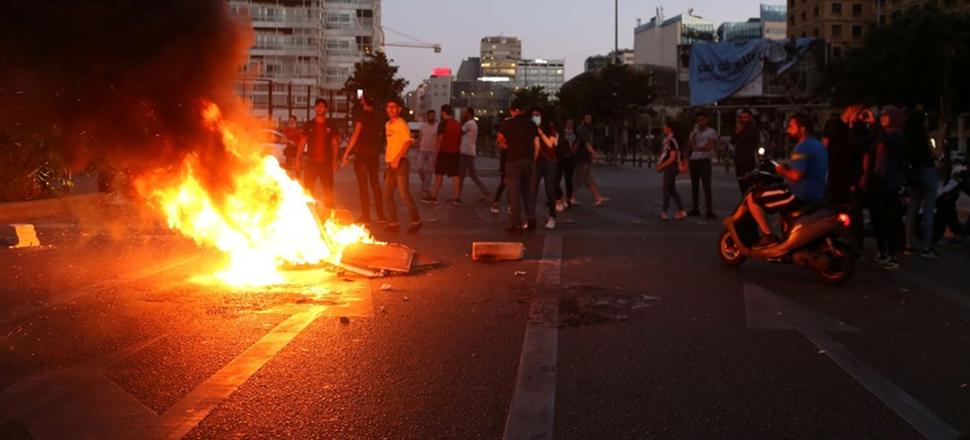 Son dakika... Lübnan'da protestocular Merkez Bankası'na girmeye çalıştı
