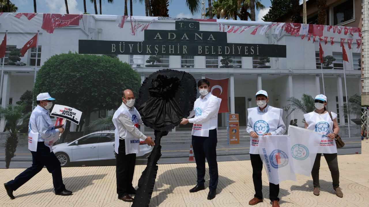 Adana'da işten çıkarılan belediye işçilerinden siyah çelenkli eylem