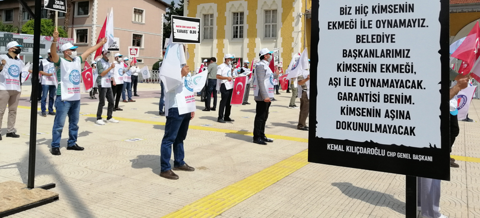 Adana'da işten çıkarılan belediye işçilerinden siyah çelenkli eylem
