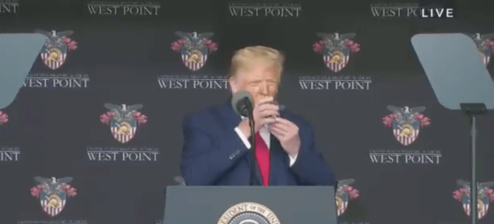 Trump suyunu güçlükle içti