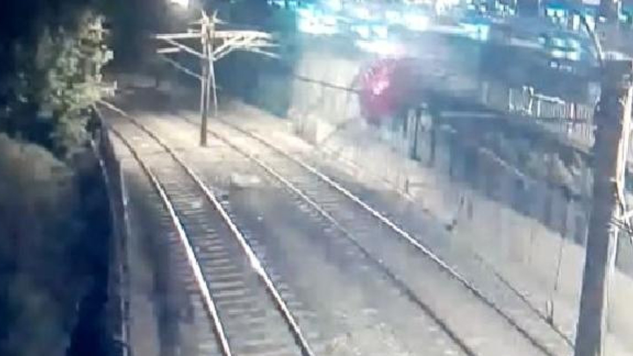 Bakırköy'de otomobil metro hattına düştü