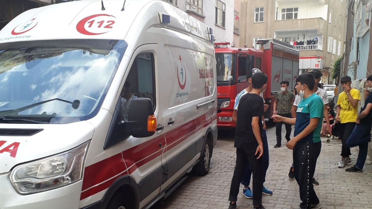 2 çocuğun bacakları asansöre sıkıştı!