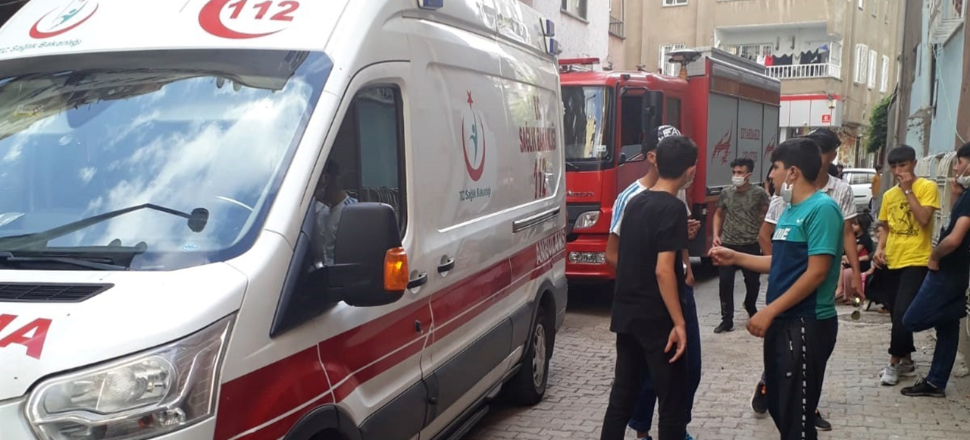 2 çocuğun bacakları asansöre sıkıştı!