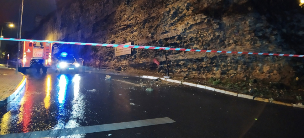 Tarihi surlardan kopan parçalar tehlike yarattı