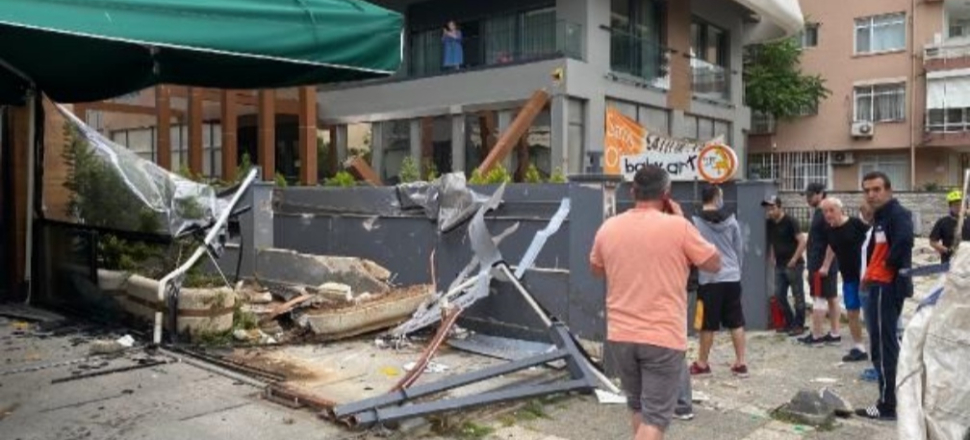 Caddebostan'daki kazada araç garaj boşluğuna düştü