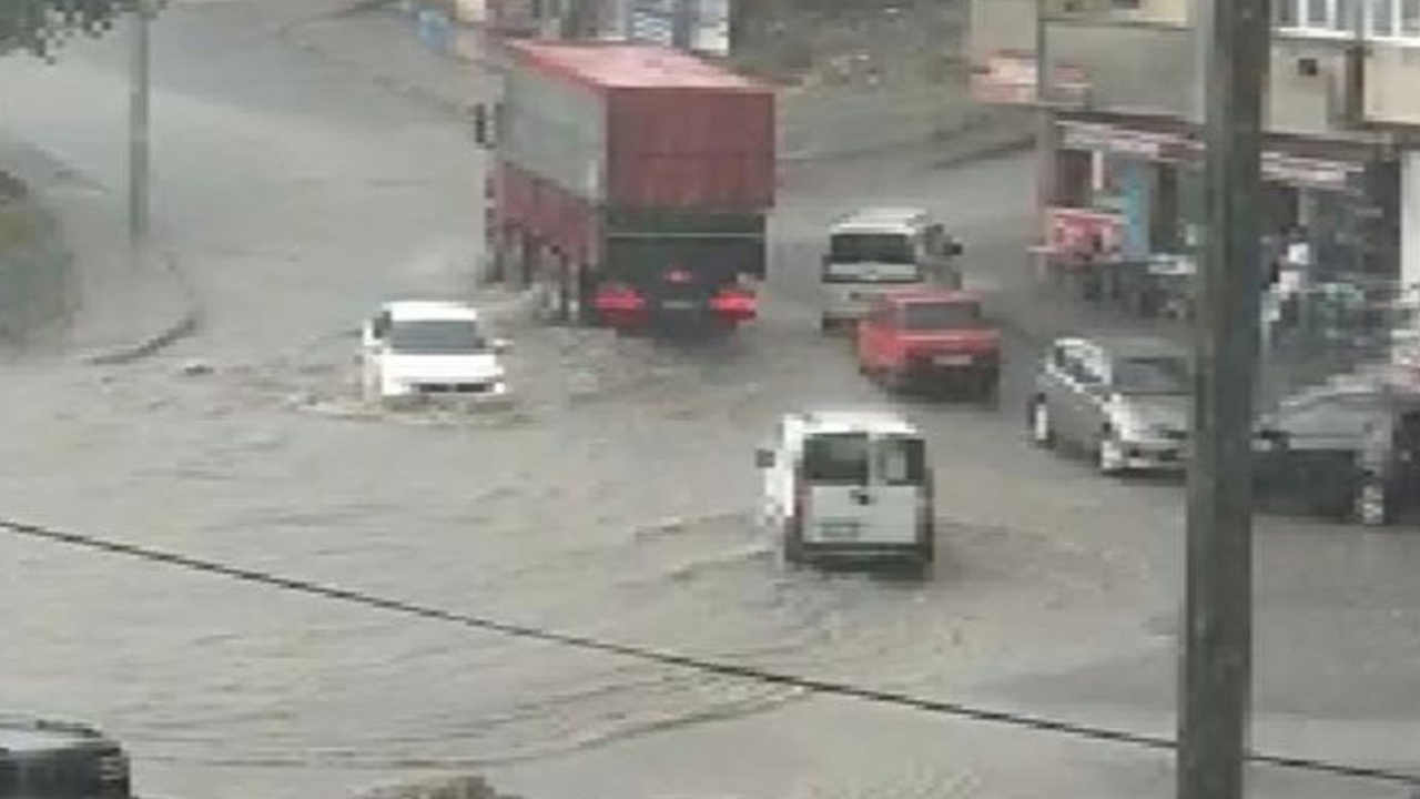 İstanbul'da yollar göle döndü! AKOM uyardı